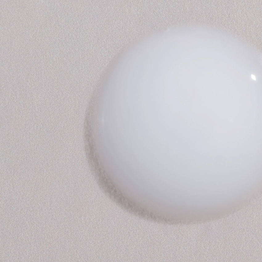 Nahaufnahme Textur - halb-transparentes, milchiges Serum