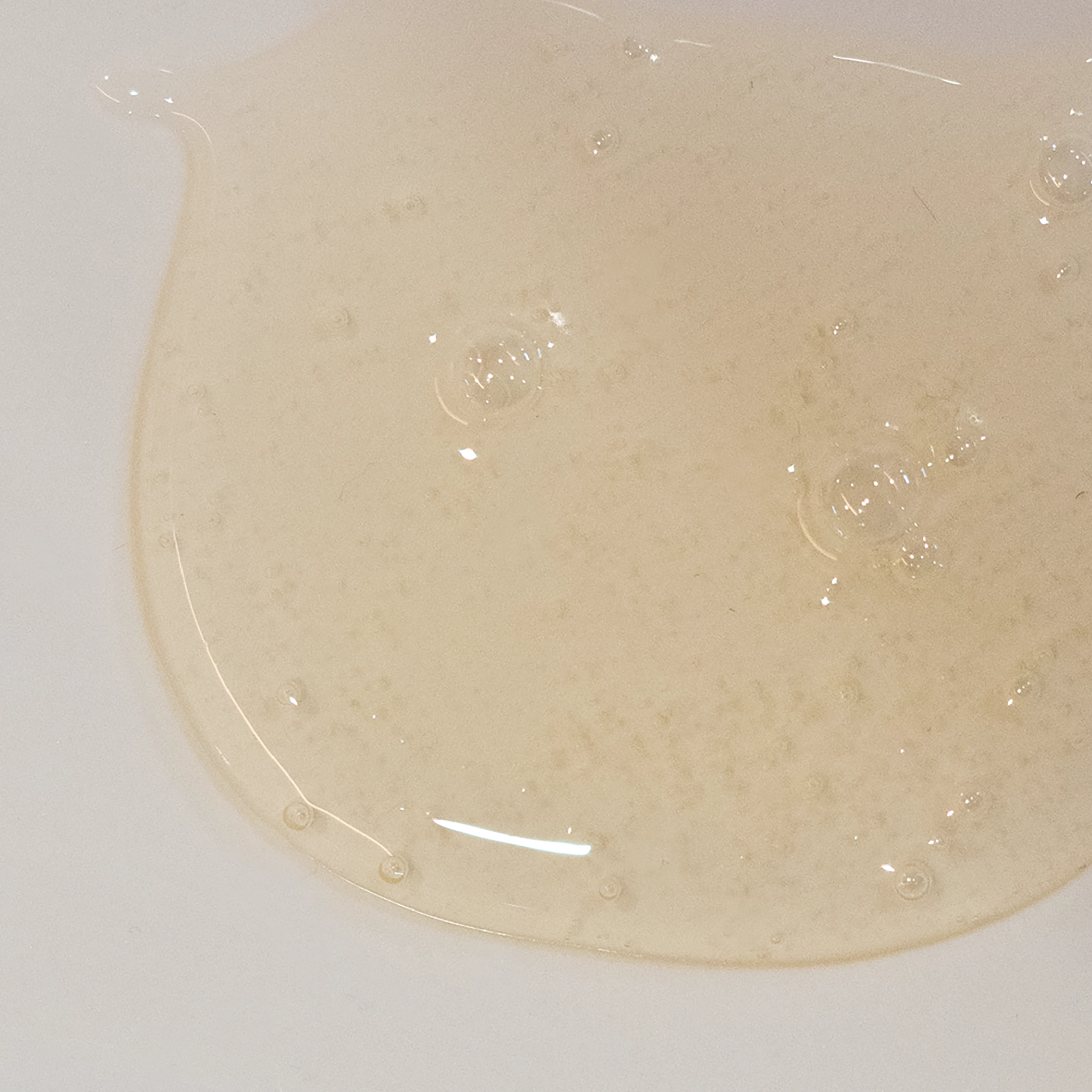 Nahaufnahme Textur - halb-transparentes, gelbliche Liquid Wash Handseife