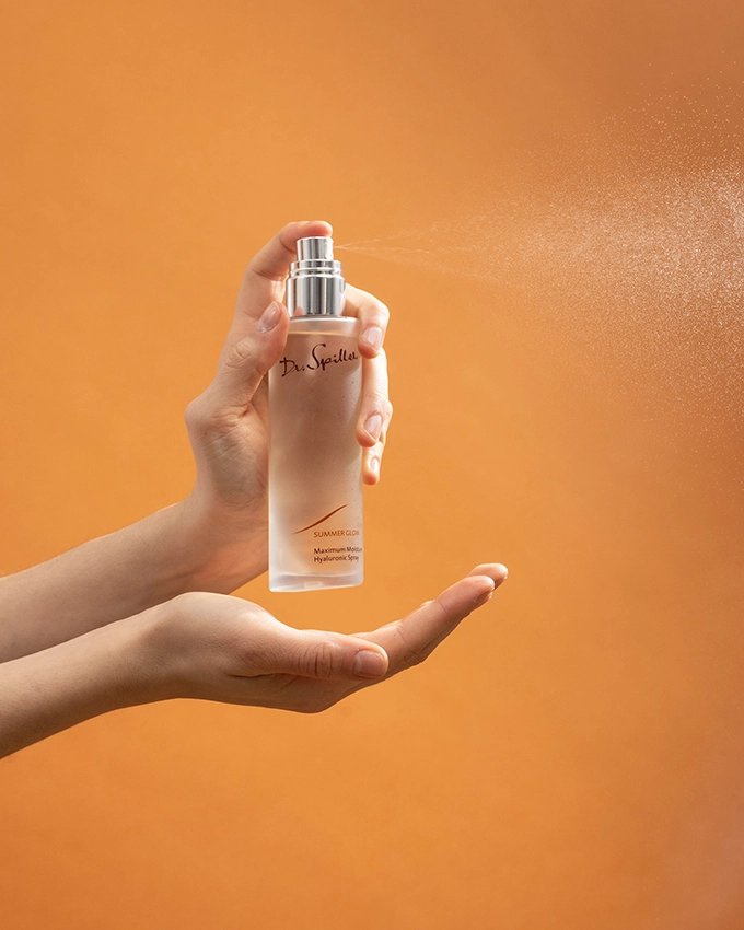 Maximum Moisture Hyaluronic spray wird in die Luft gesprüht