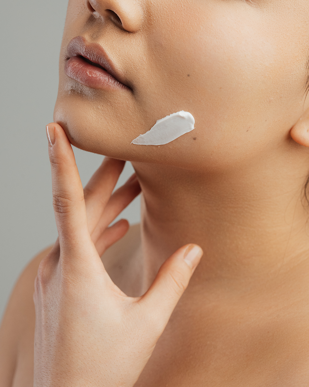 woman with cream on her face Frau mit Creme im Gesicht