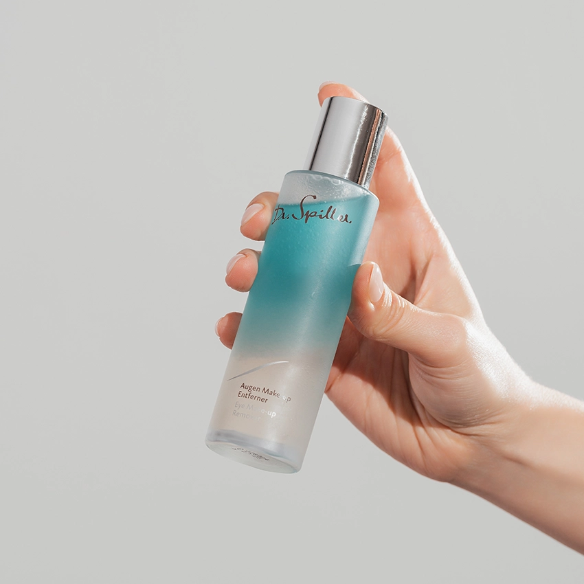 Augen Make-up Entferner Flasche in der Hand