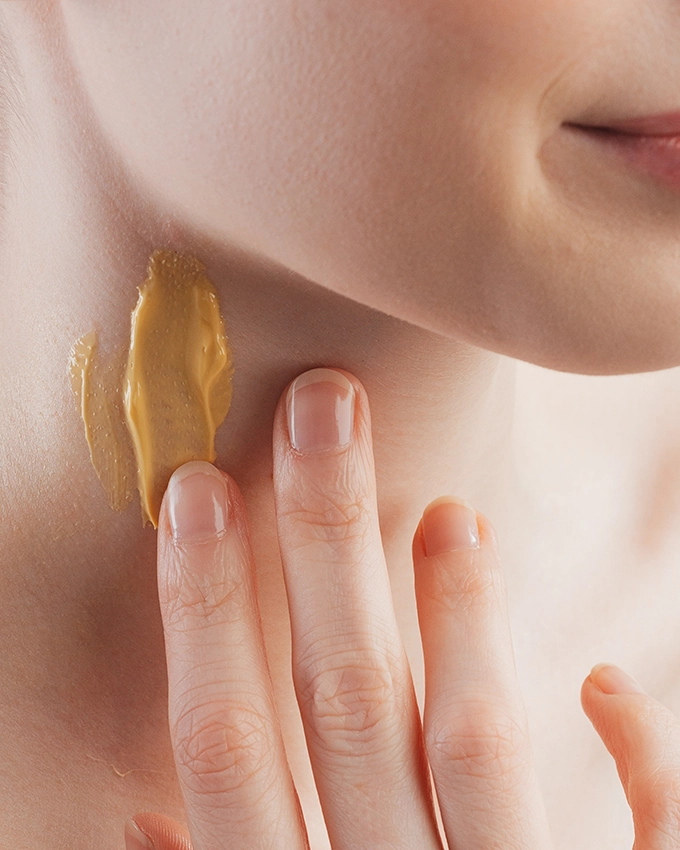 Application of neck and décolleté care