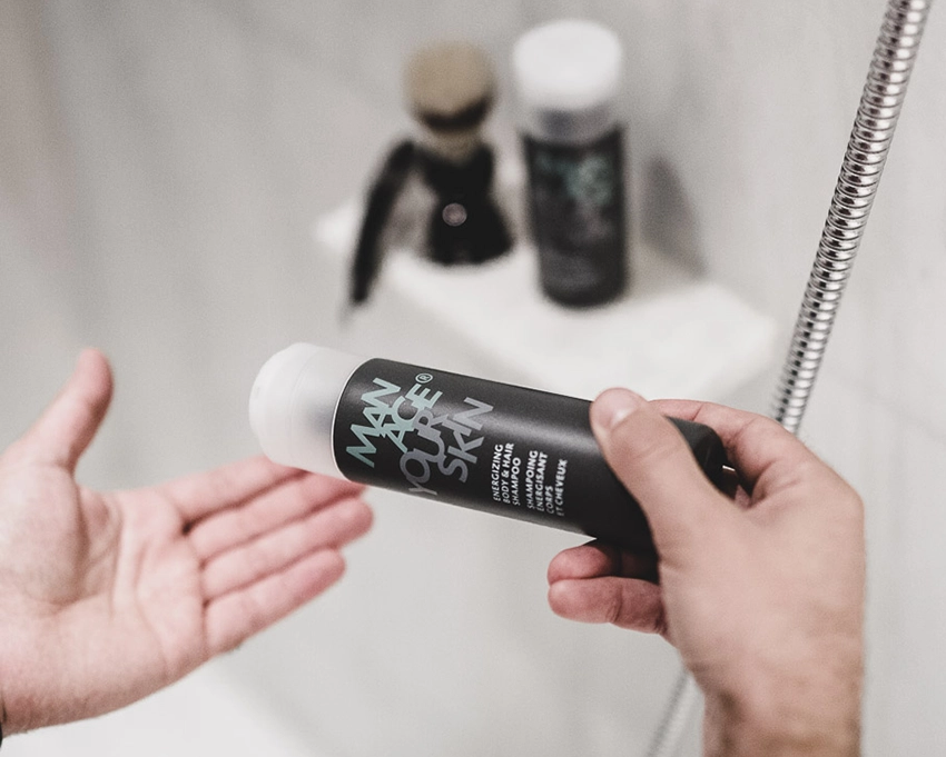 Mann dosiert das Energizing Body & Hair Shampoo auf die Hand