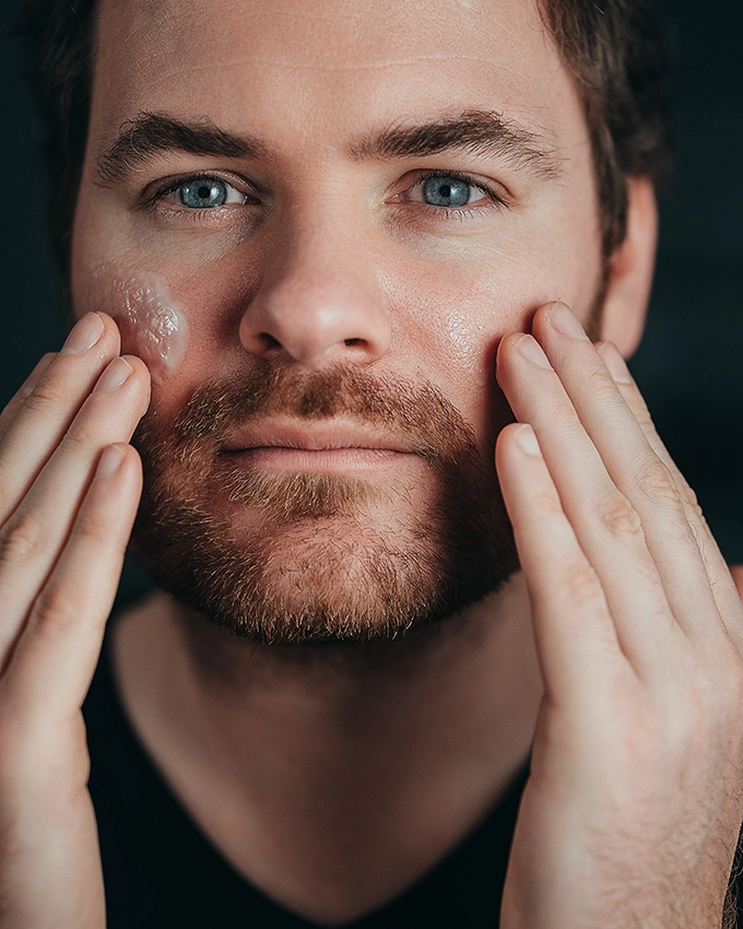 Man applies the Hyaluronic Power Serum to his face