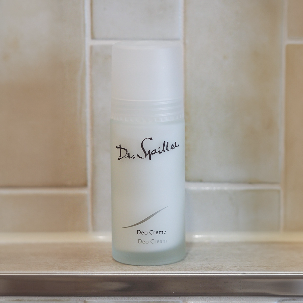 Deo Creme steht auf Ablage im Badezimmer