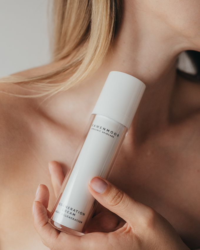 Frau hält Trawenmoor Wirkstoffcreme vor ihrem Körper