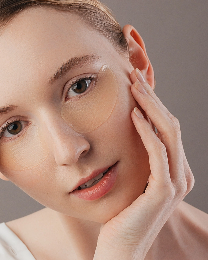 Woman wears Phyto-Effect eye pads under her eyes