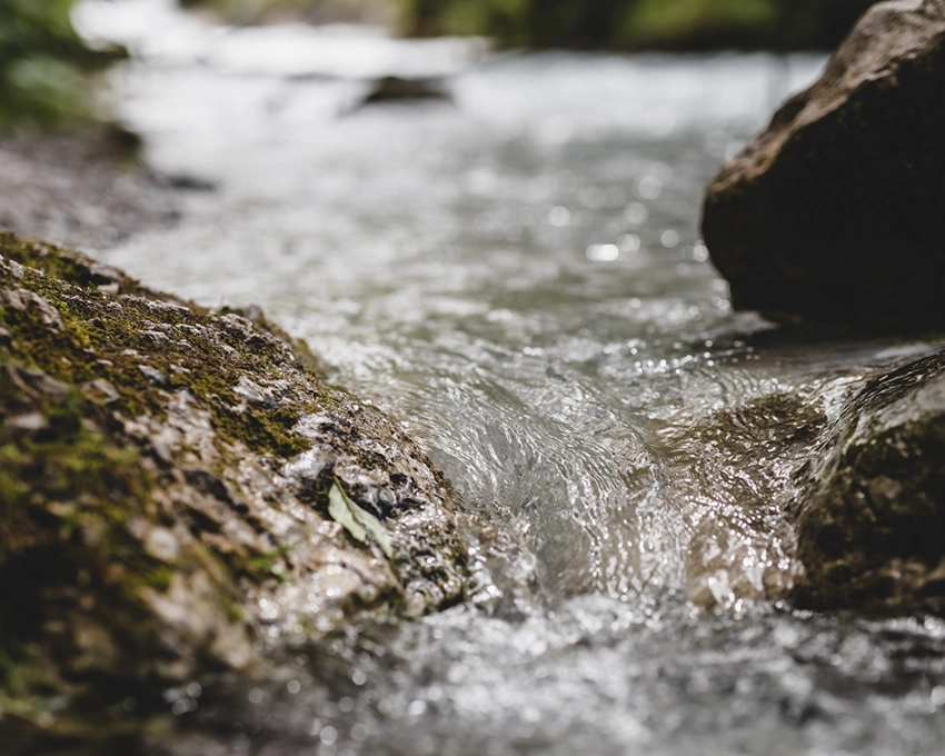 Fließendes Gebirgswasser