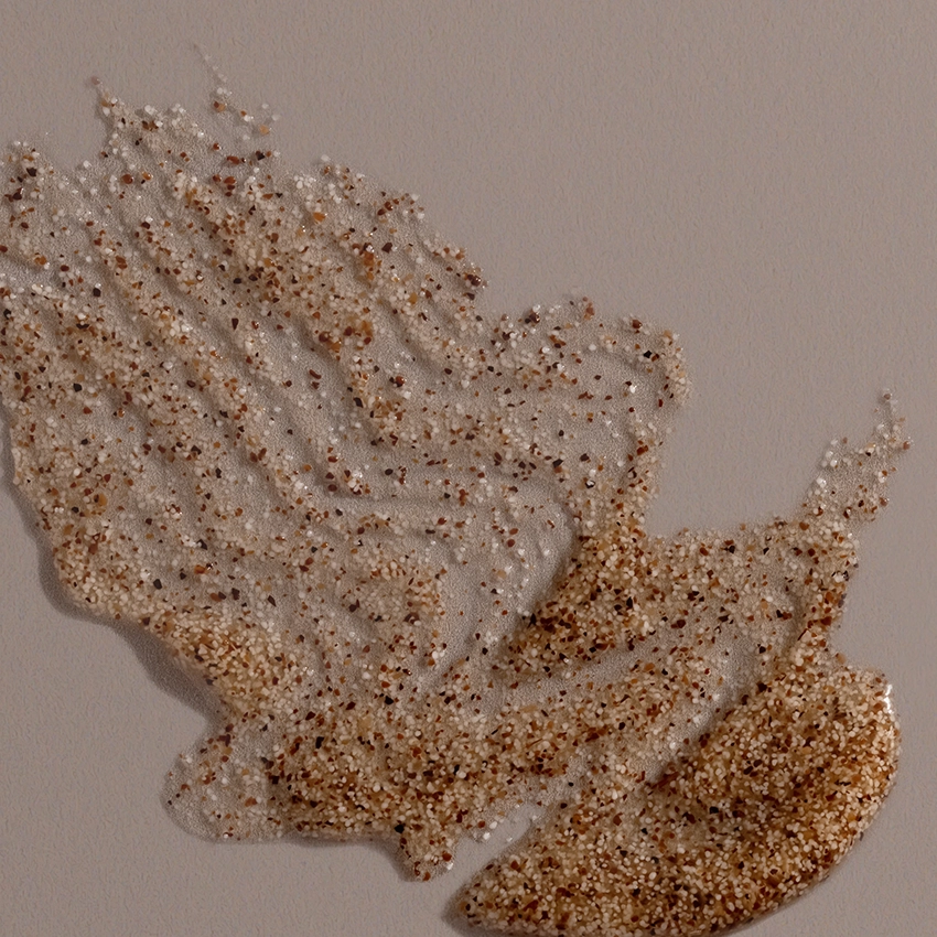 Nahaufnahme Textur - Gentle Face & Body Peeling Gel bräunliche Textur mit Peelingkörnern