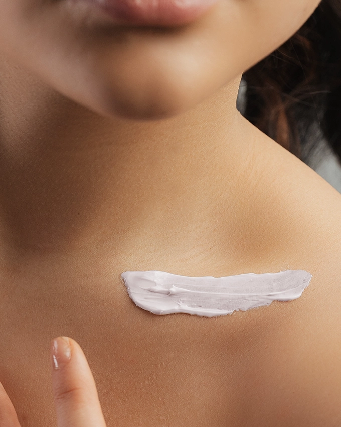 Neck and décolleté care is applied to the dokellete