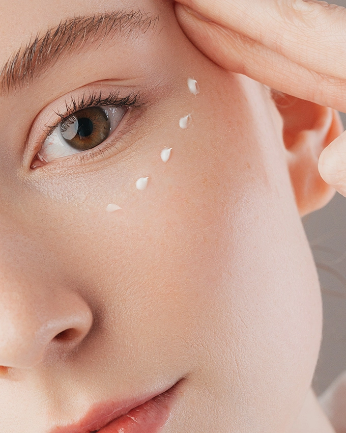 Dotted application of an eye cream