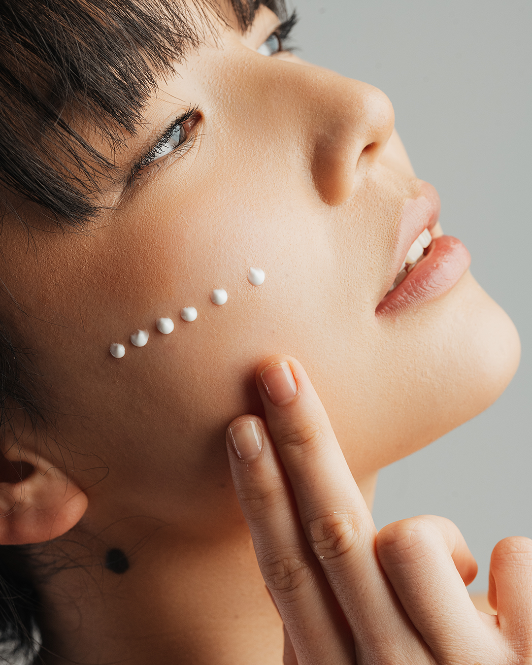 Woman applying Oxygen Line face cream to the skin