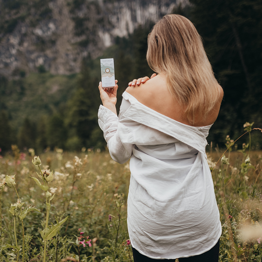 Frau hält Trawenmoor Verpackung in Hand in der Natur