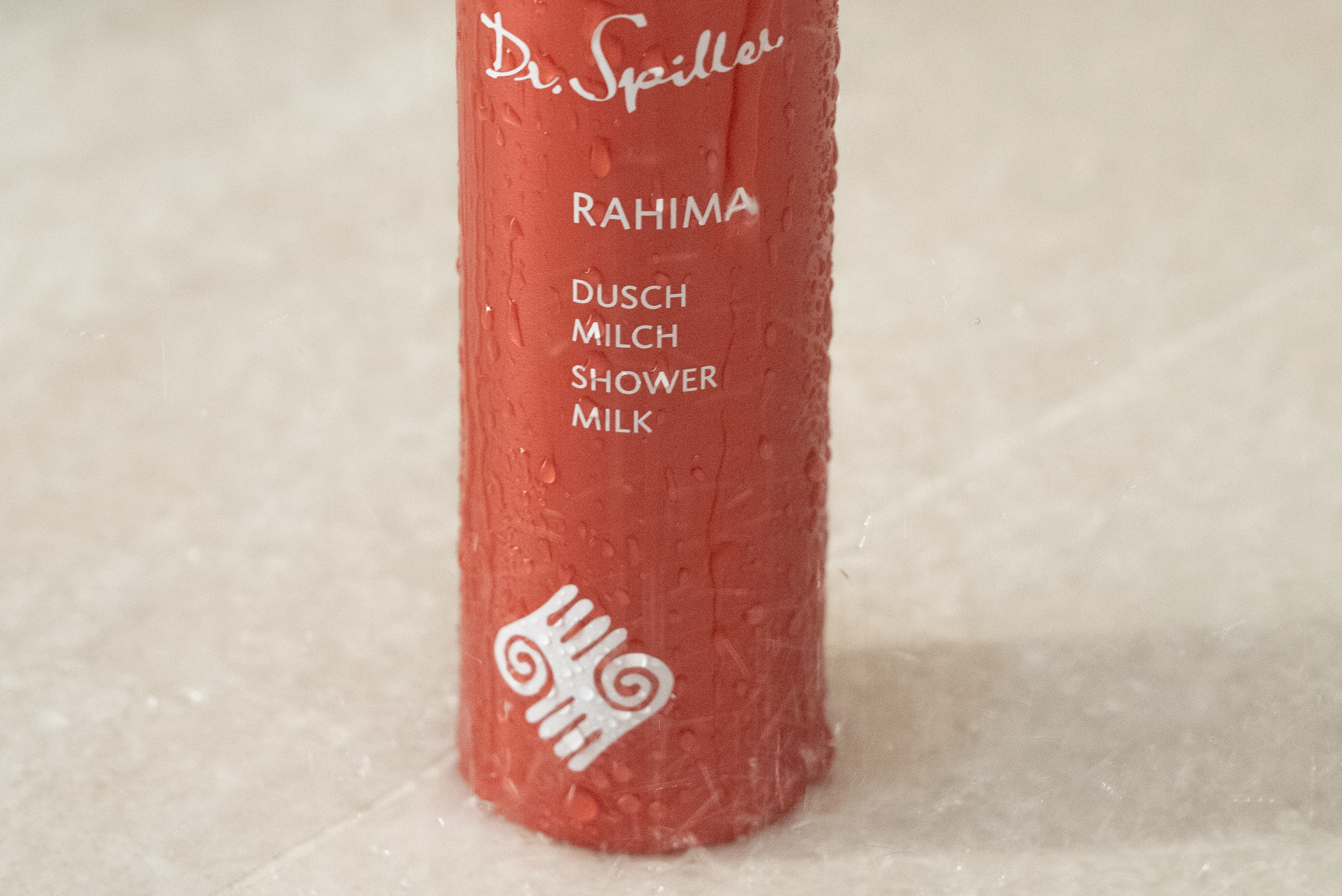 Rahima Duschmilch unter der Dusche