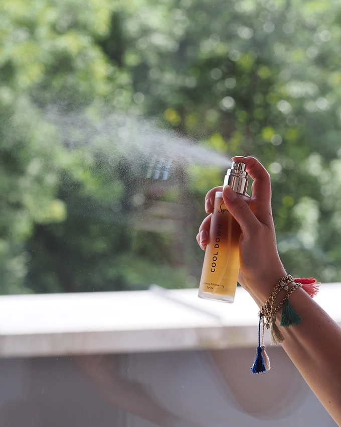 The Intense Recovering Spray Sprühflasche in Aktion