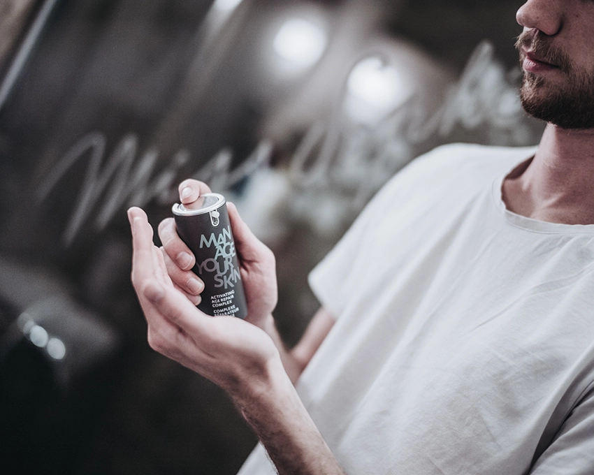 Mann hält Manage Your Skin Pumpspender in der Hand