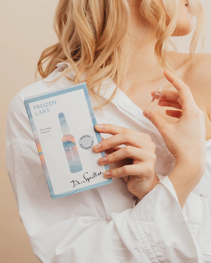 Frau hält eine Dr. Spiller Ampullen-Set Verpackung