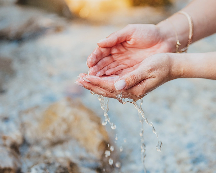 Klares Wasser mit der Hand geschöpft in der Natur