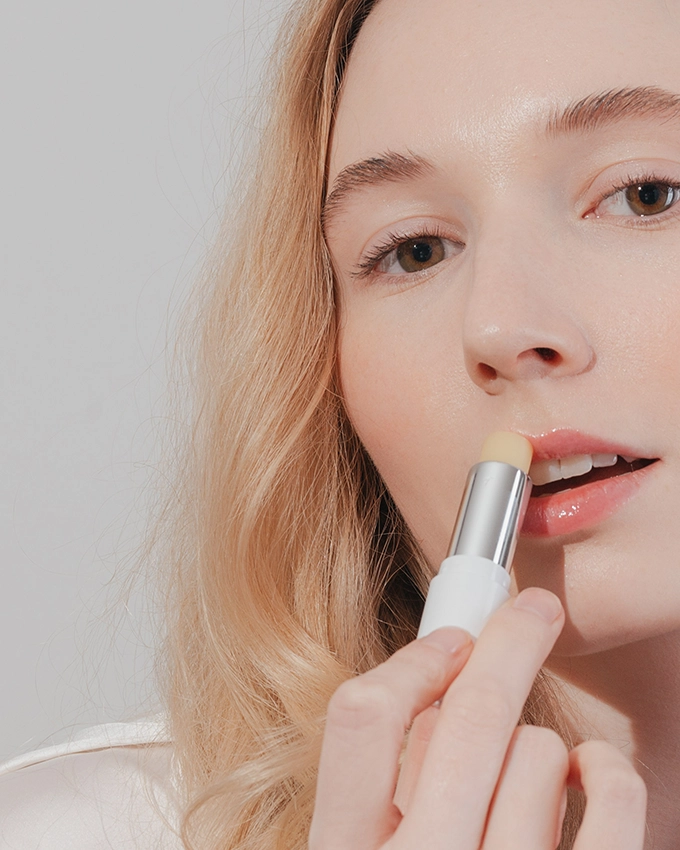 Aloe Vera Lip Balm SPF30 auf Lippen von Frau