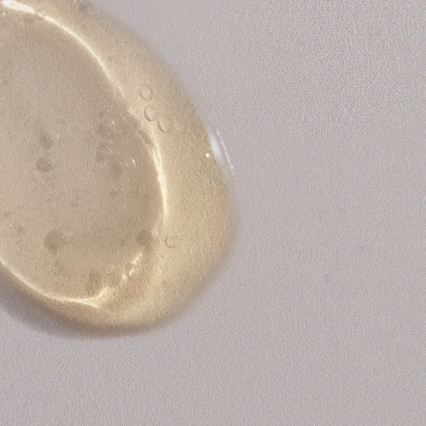 Nahaufnahme Textur - halb-transparentes, gelbliches, geliges Serum