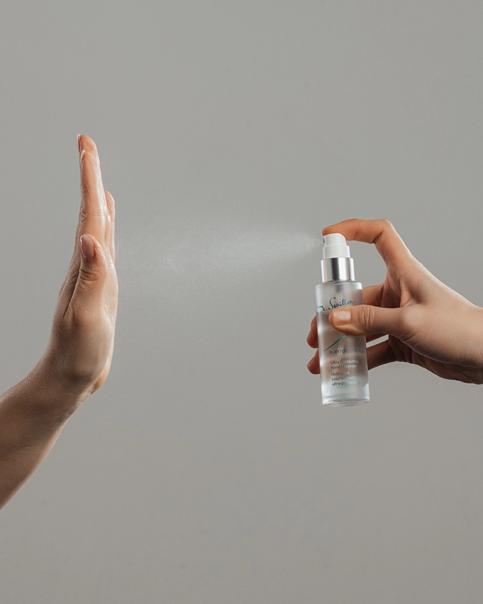 Ultra Protecting Hand Cleanser sprüht auf Hand
