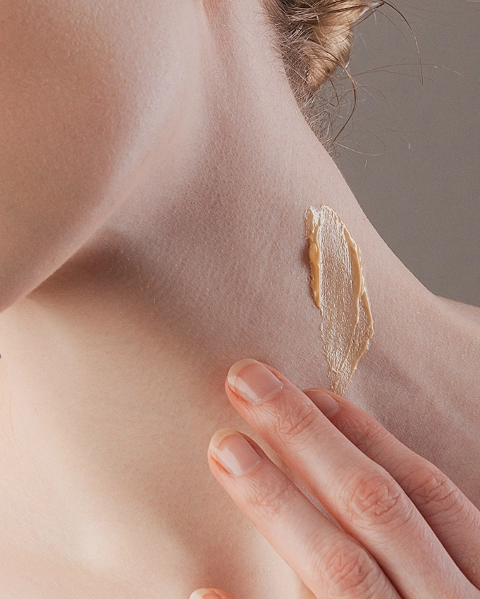 Hautpflegeprodukt Anwendung am Hals