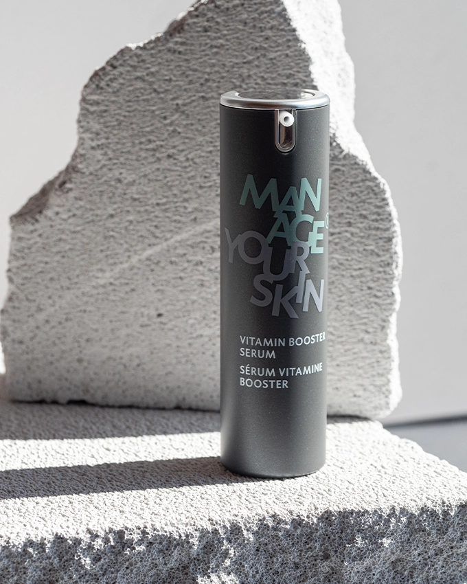 Vitamin Booster Serum Pumpspender elegant inszeniert