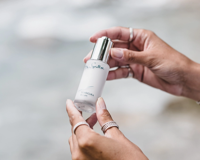 Sensicura Serum wird mit zwei Händen gehalten