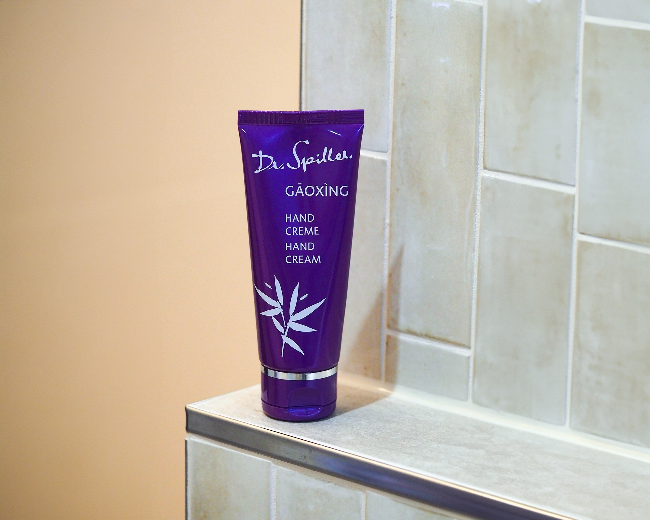 Dr. Spiller Gaoxing Handcreme in Tube auf Fließenrand