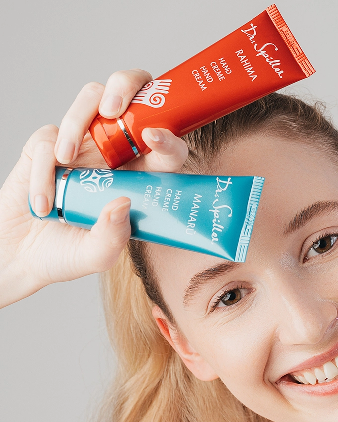 Manaru & Rahima Handcreme mit lachender Frau