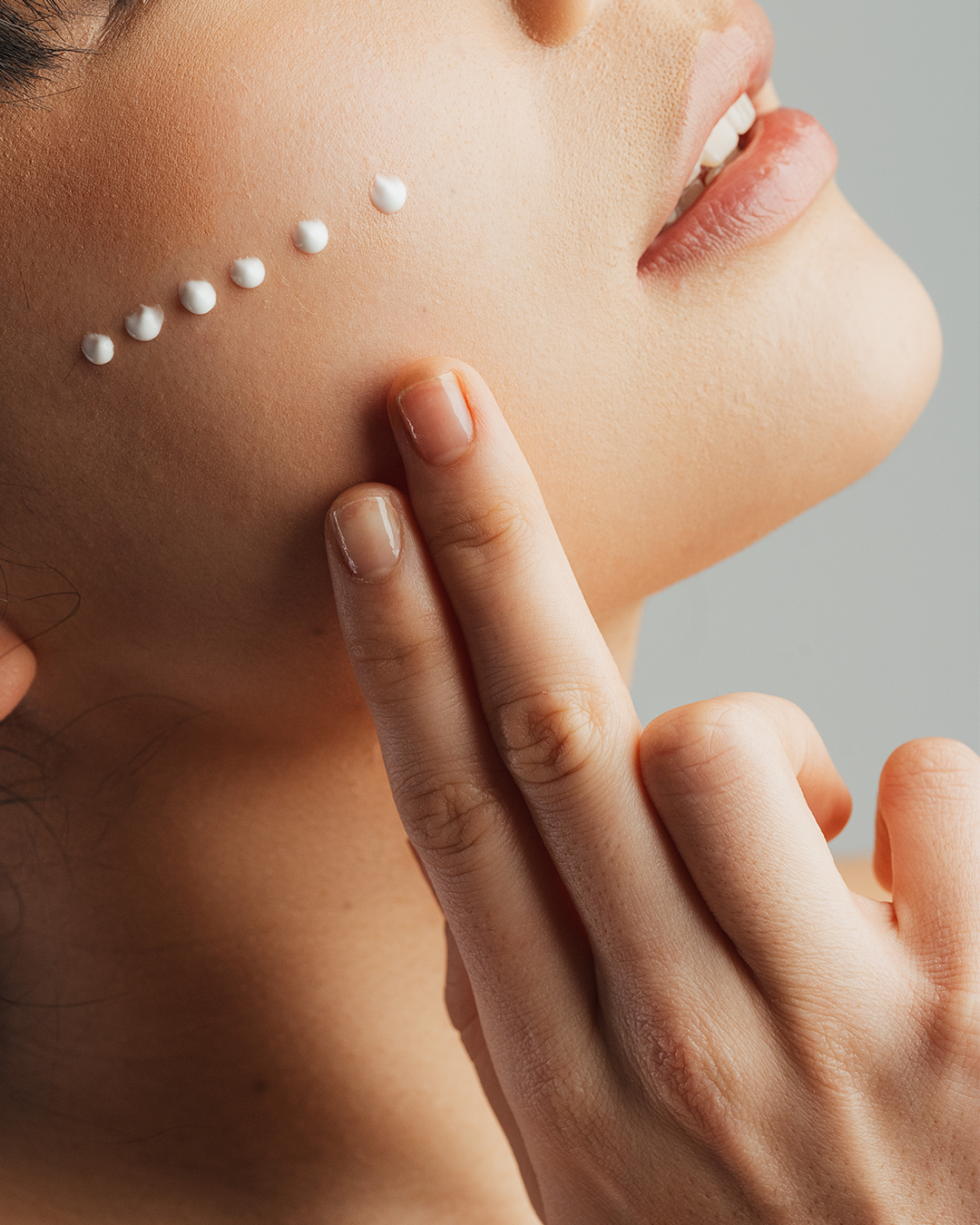 Frau mit Creme im Gesicht