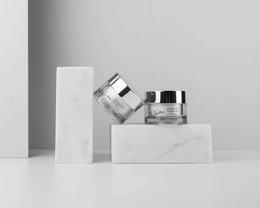 Zwei Dr. Spiller Gesichtspflege Tiegel dekorativ platziert