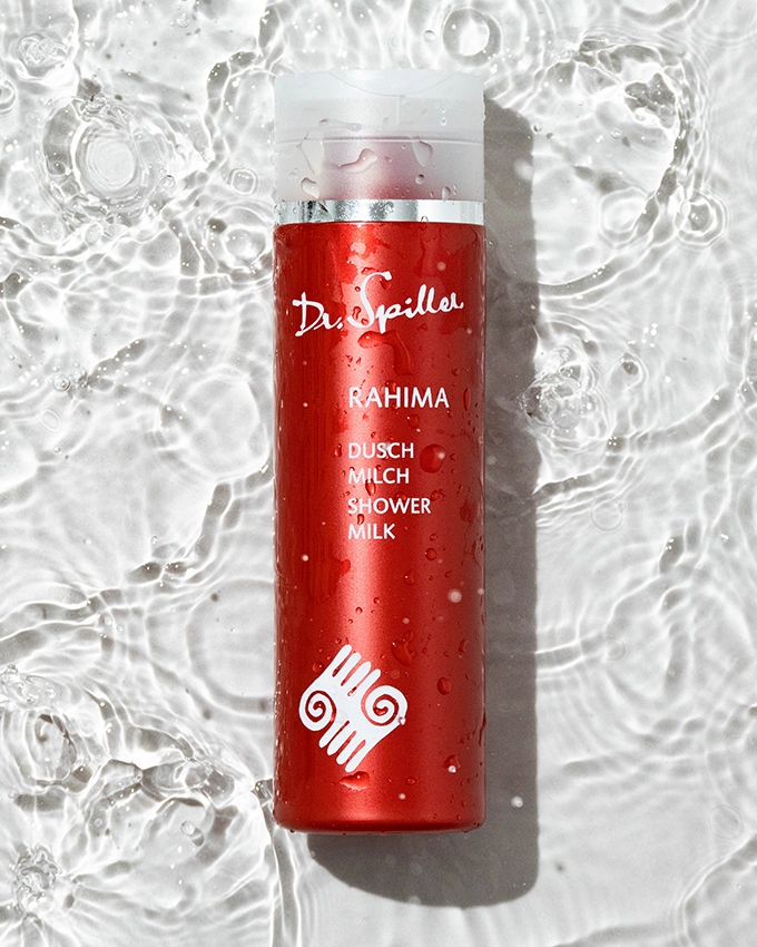 Rahima Duschmilch liegt im klarem Wasser