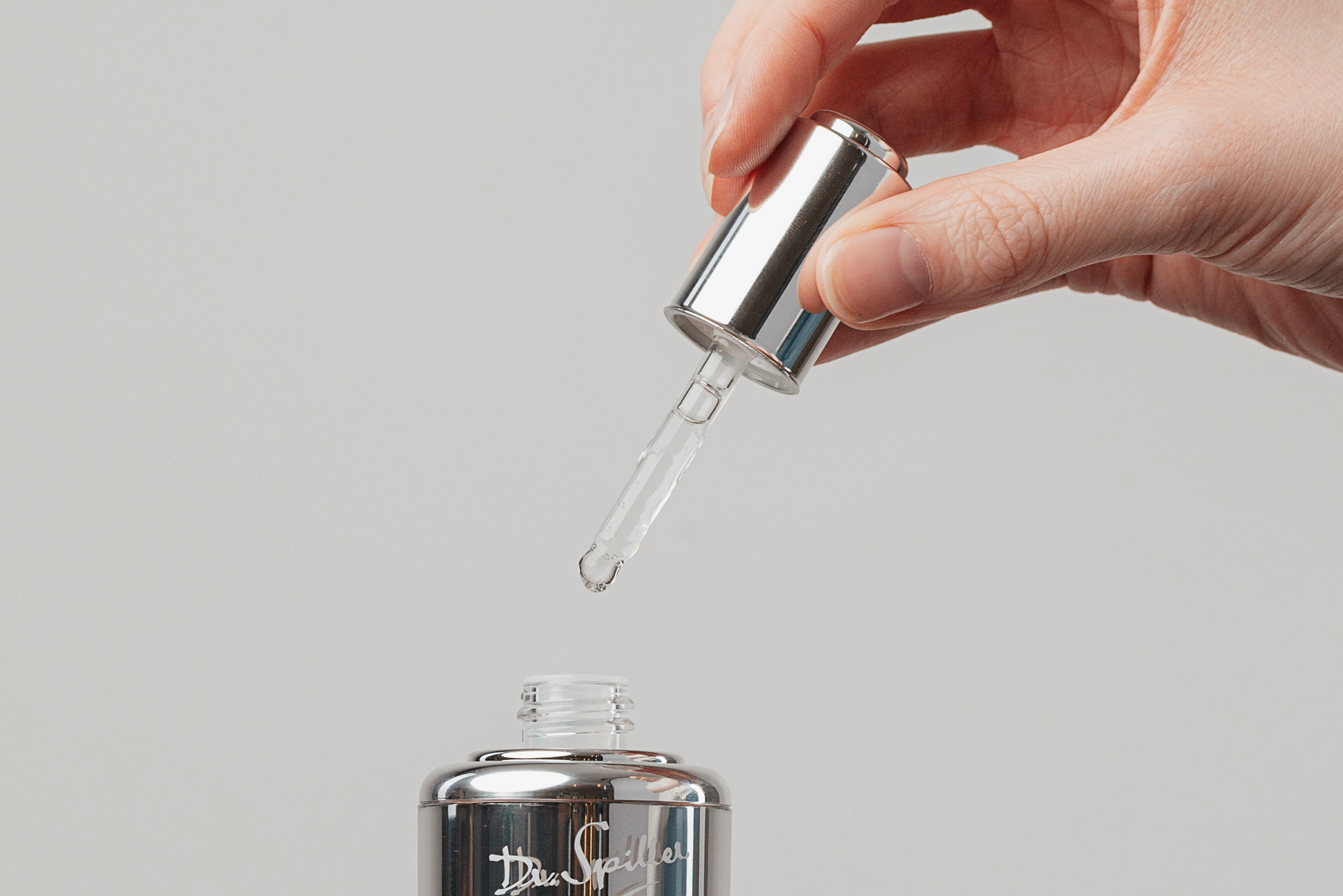 Silber Pipettendropper wird von Frau gehalten
