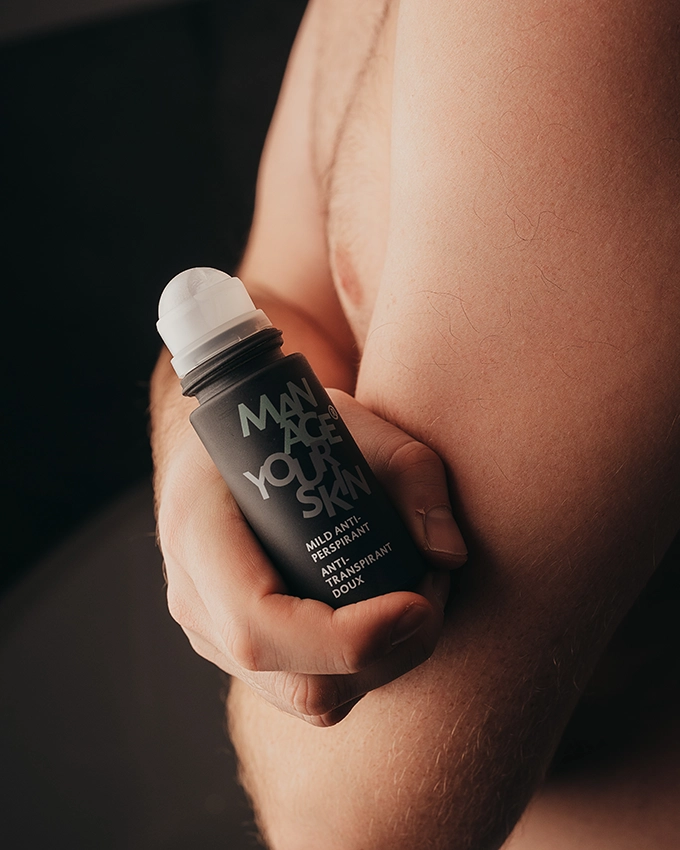 Mann hält das Mild Antiperspirant in der Hand