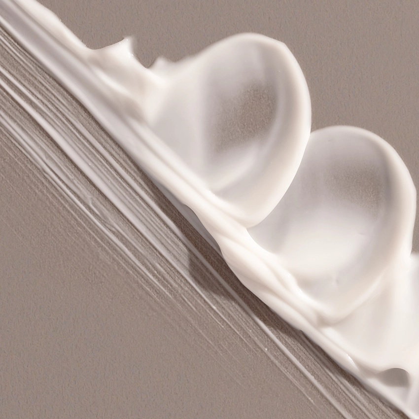 Nahaufnahme Textur - Activating Age Repair Complex weiße Cremetextur