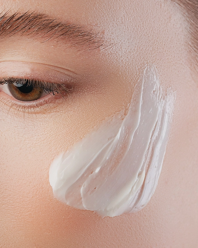 Gesichtscreme Anwendung auf der Wange