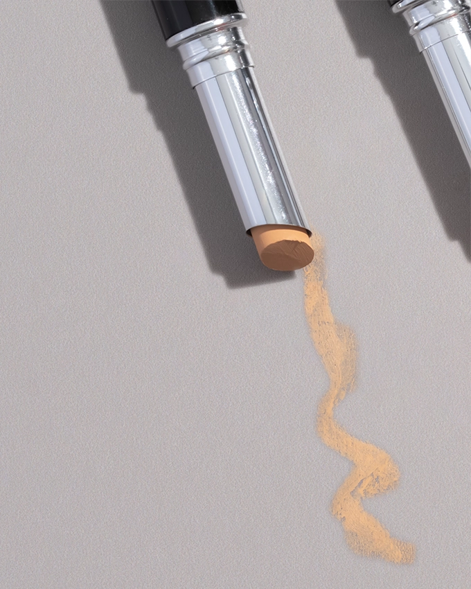 Close-up cover stick in dark shade