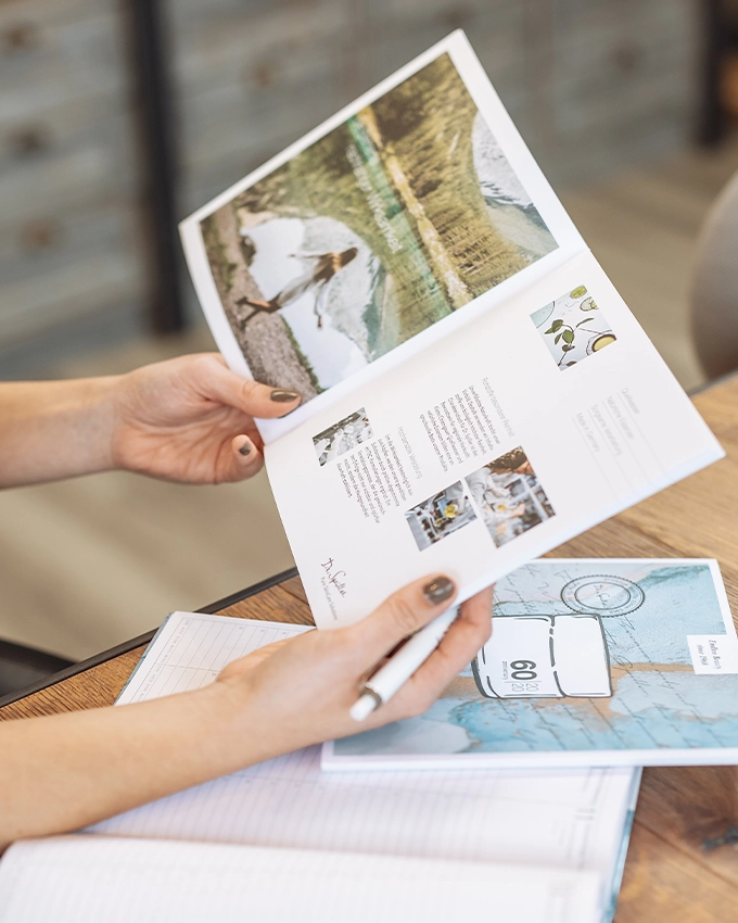 Frau hält Dr. Spiller Professionals Werbemittel in der Hand